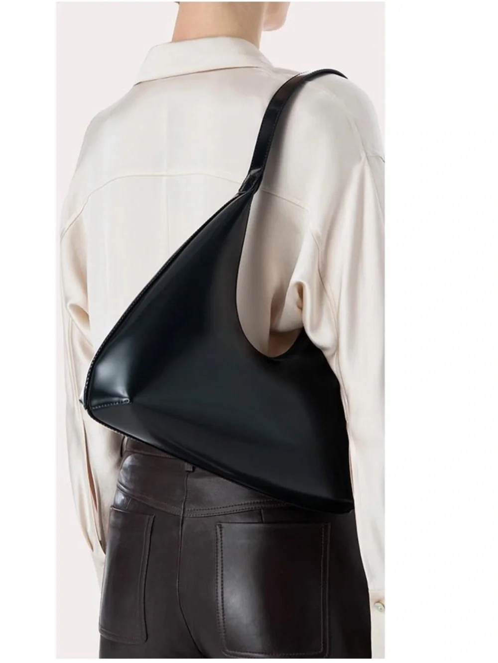 NEW BY FAR amber bag in black patent leather - Picture 4 of 7
